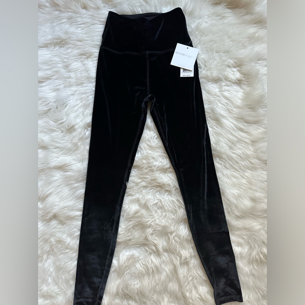 Beyond Yoga Velvet High Waisted Midi Legging in black. Size small. NWT